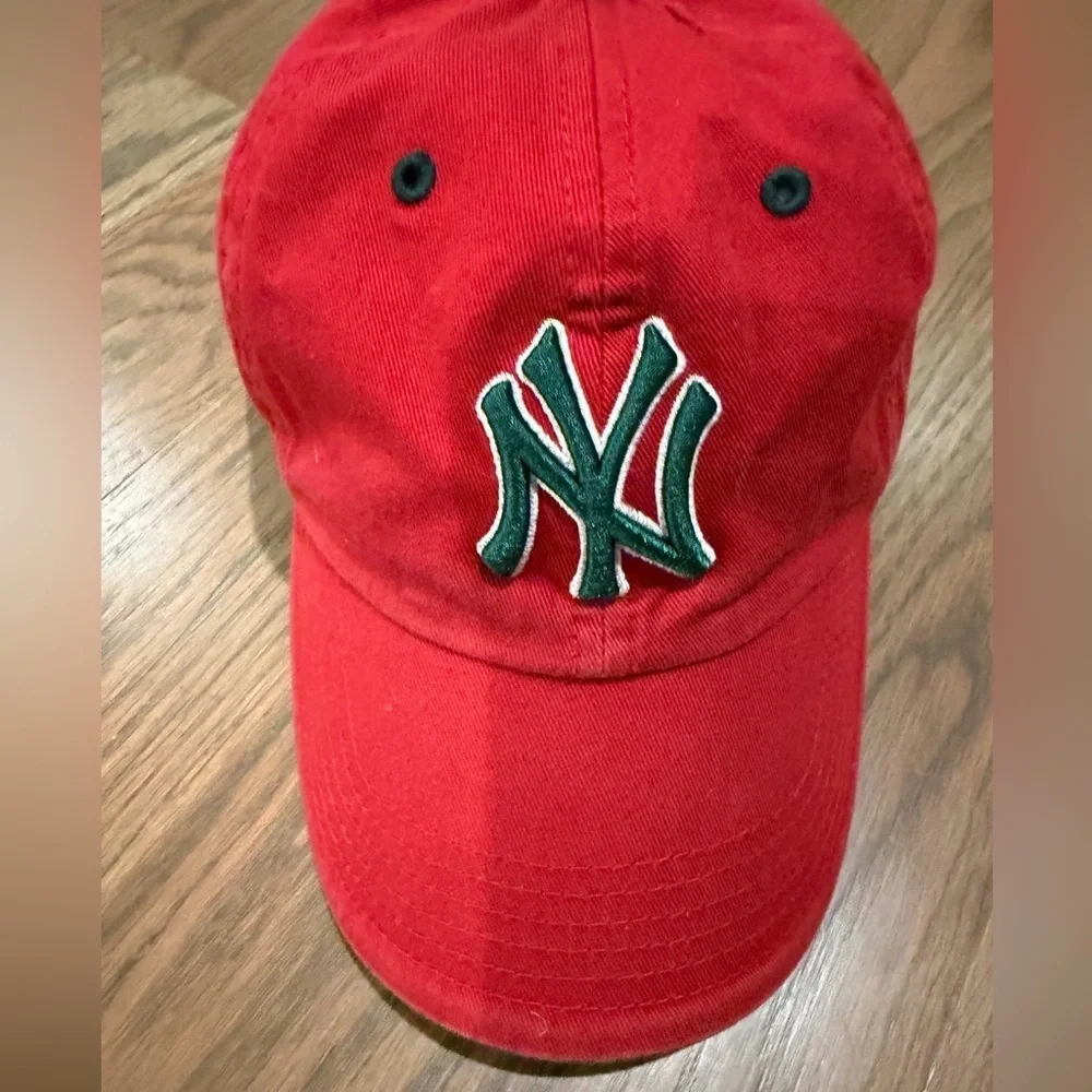 VINTAGE TWINS ENTERPRISE NEW YORK YANKEES SANTA CHRISTMAS STRAP BACK HAT size S